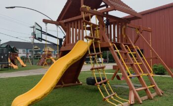 Parrot Island Playcenter w/ Wood Roof (Dallas Display Unit)